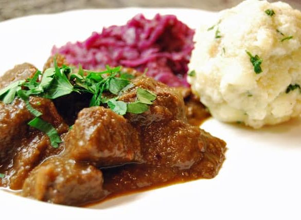 Rehgulasch mit Semmelknödel und Rotkraut