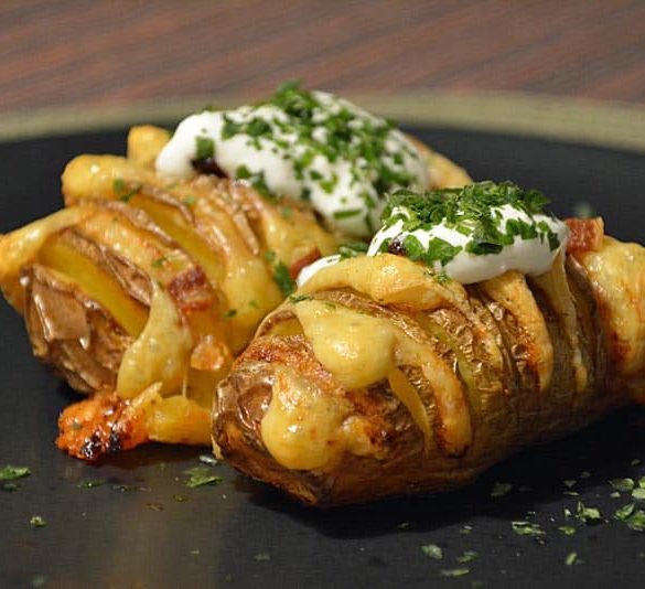 Hasselback Kartoffeln aus dem Ofen sind einfach und schmecken toll. Es muss ja nicht immer Pommes sein.