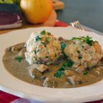 Waldpilze mit Speckknödel in Sahnesauce. Einfach und schnell zubereitet, das Rezept ist von Johann Lafer. Die Speckknödel kann man auch gut einfrieren für später als Suppe oder einfach nur so. Waldpilze mit Speckknödel in Sahnesauce. Einfach und schnell zubereitet, das Rezept ist von Johann Lafer. Die Speckknödel kann man auch gut einfrieren für später als Suppe oder einfach nur so.